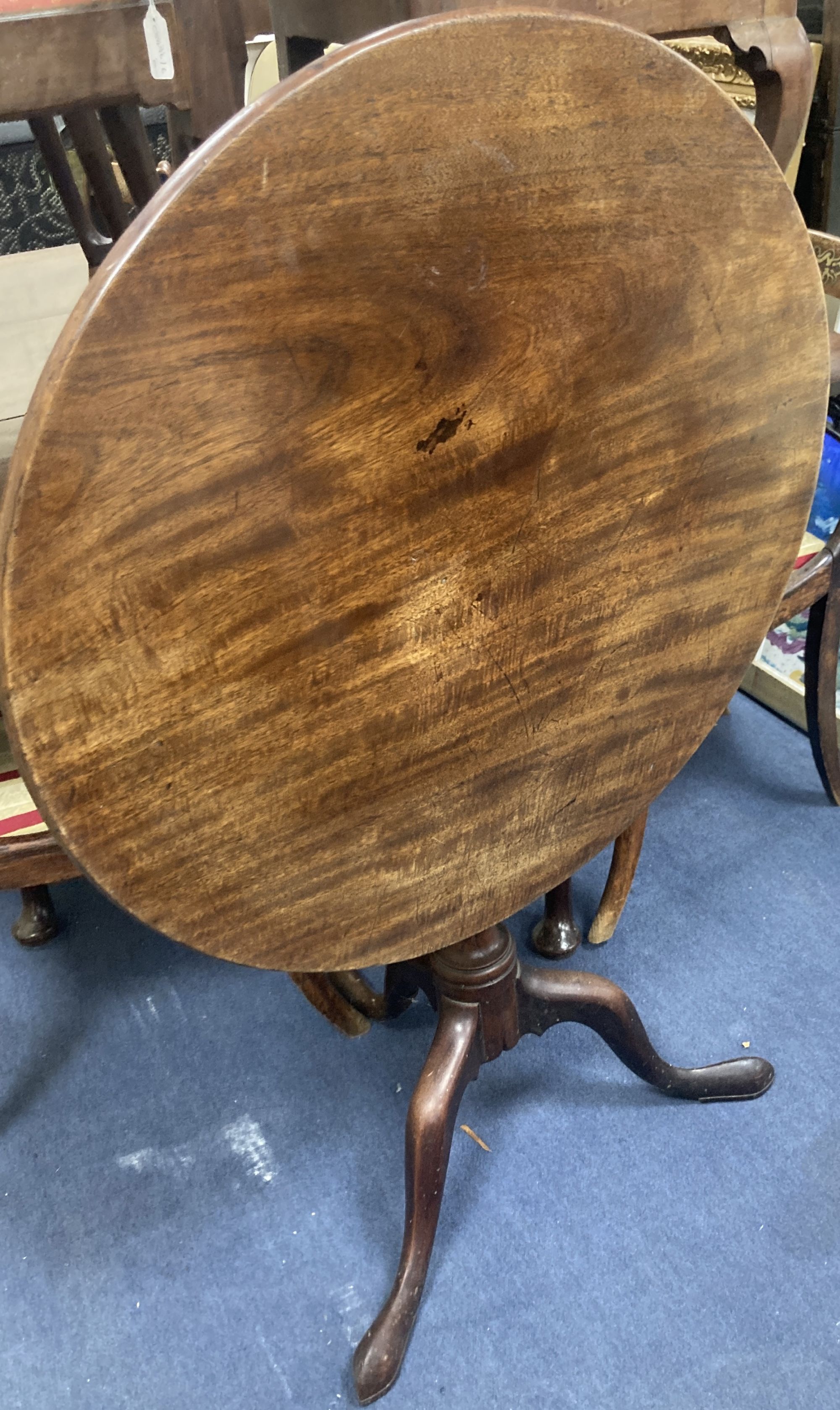 A George III mahogany circular tilt-top table, diameter 75cm, height 72cm